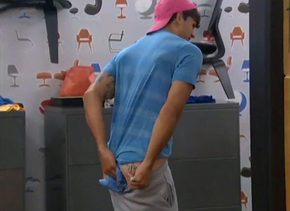 Big Brother 2013 Spoilers – Jeremy Wipes Butt